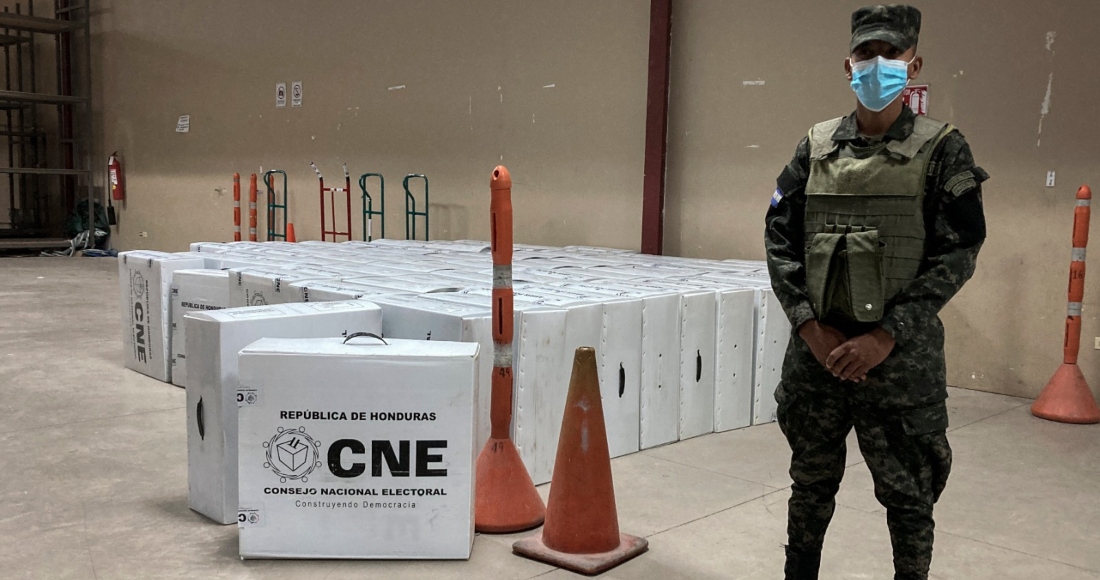 TEGUCIGALPA. – En el Instituto Nacional de Formación Profesional (INFOP), un elemento del ejército vigila las últimas maletas electorales que serán repartidas en los centros de votación.