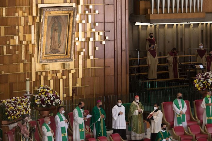 El arzobispo primado de México, Carlos Aguiar Retes, en una misa dominical en la Basílica de Guadalupe.