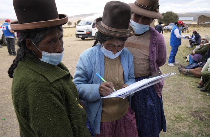 Las mujeres se inscriben para recibir una dosis de la vacuna de Sinopharm contra la COVID-19 durante una campaña de vacunación en Mijane, Perú, el jueves 28 de octubre de 2021.