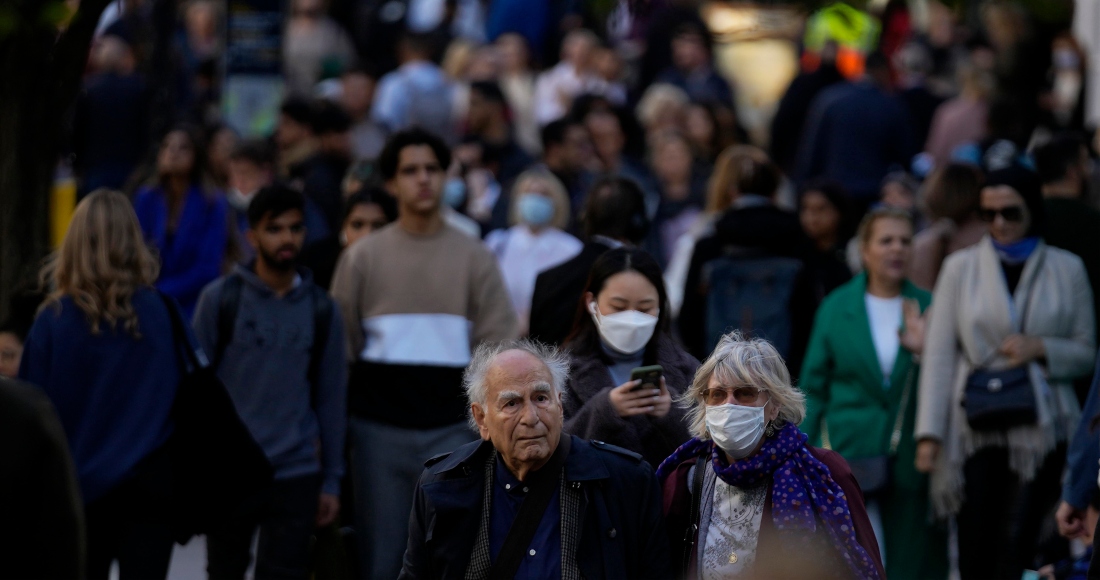 Una multitud recorre la calle Oxford en Londres el 20 de octubre del 2021.