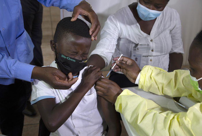 Un Niño Gesticula Mientras Recibe Una Inyección De La Vacuna De Pfizer Contra La Covid En Diepsloot Township Cerca De Johannesburgo El Jueves De Octubre De