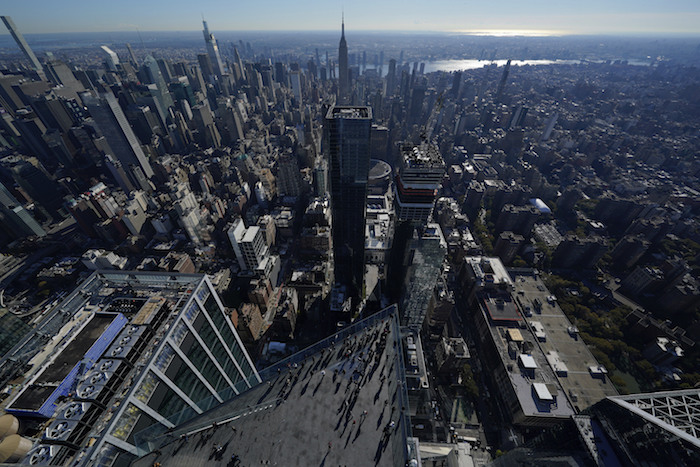 Observatorio Triangular Descubierto the Edge La Nueva Atracción De Nueva York En El Rascacielos De Hudson Yards Vista Desde Una Escalera Metálica En La Parte Exterior De La Cima Del Edificio a La Que Tienen Acceso Los Visitantes Más Osados