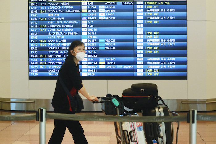 Una Pasajera Llega Del Extranjero a La Terminal De Llegadas Del Aeropuerto Internacional De Haneda En Tokio El Lunes De Noviembre De