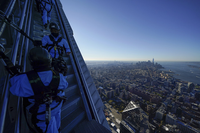 Personal De La Excursión City Climb Instruye a Un Grupo De Periodistas Que Escalan La Parte Exterior Del Edificio En Hudson Yards Sujetados Por Arneses Conectados a Rieles El De Noviembre Del