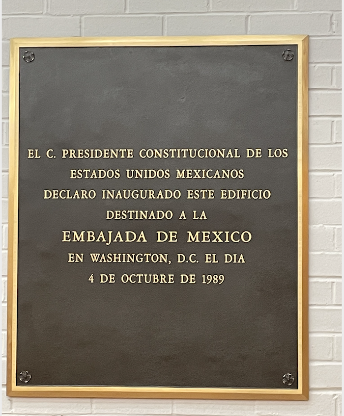 Placa De La Inauguración Del Edificio En La Embajada De México En Que Suprime El Nombre De Carlos Salinas De Gortari