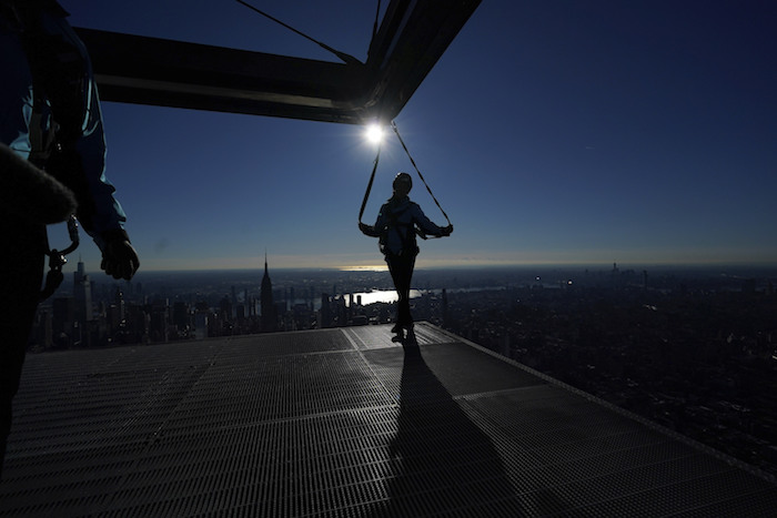 La Guía Anissa Barbato Disfruta De La Vista De Nueva York Desde Una Plataforma En La Cima Del Rascacielos De Hudson Yards En Nueva York El De Noviembre Del