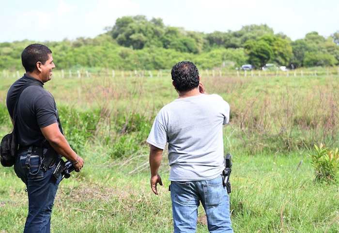 Policías ministeriales resguardan la zona donde hallaron una fosa clandestina en la comunidad de El Arbolillo, en el municipio de Alvarado, estado de Veracruz (México).