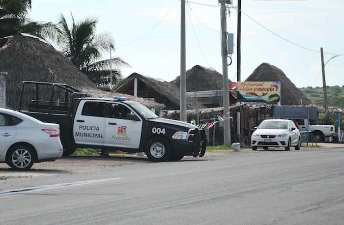 Policías municipales resguardan este miércoles, la zona donde hallaron una fosa clandestina en la comunidad de El Arbolillo, en el municipio de Alvarado, estado de Veracruz (México).