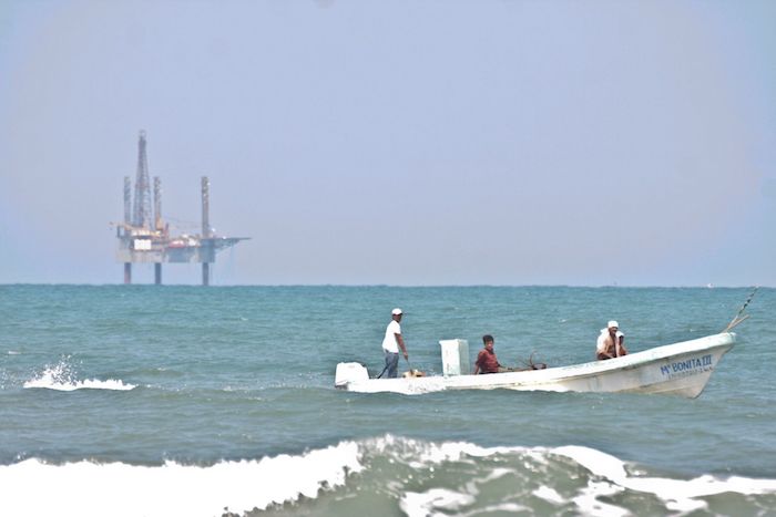 Aspectos De Pozos Petroleros Que Se Ubican En Alta Mar Del Golfo De México Frente a La Costas Tabasqueñas