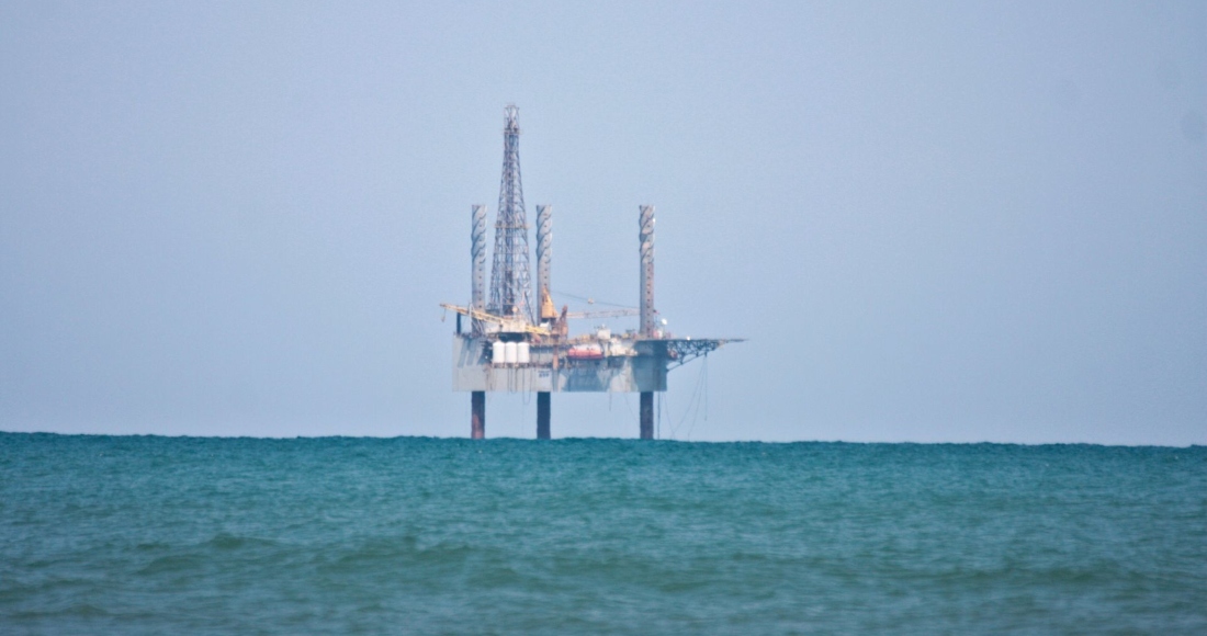 Aspectos de pozos petroleros que se ubican en alta mar del Golfo de México, frente a la costas tabasqueñas.