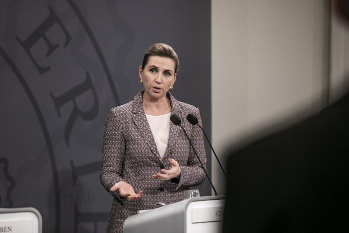 La Primera Ministra de Dinamarca, Mette Frederiksen, habla durante una conferencia de prensa sobre la pandemia de coronavirus el lunes 8 de noviembre de 2021, en Copenhague.