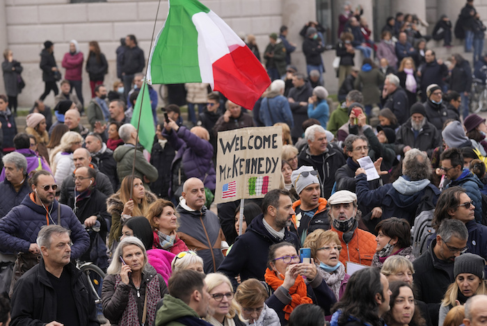 Gente reunida para una protesta contra el pase de vacunación contra la COVID-19 en Italia al que asistió Robert F. Kennedy Jr., hijo de Robert Kennedy, en Milán, Italia, el sábado 13 de noviembre de 2021.