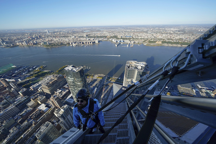 Enzo Gentile Parte Del Personal De Mantenimiento Sube Por Una Escalera De La Parte Exterior Del Rascacielos En Hudson Yards En Nueva York El De Noviembre Del