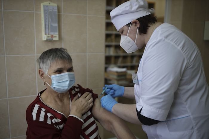 Una trabajadora sanitaria administra una dosis de la vacuna rusa contra el coronavirus a una mujer en Korenovsk, en la región de Krasnodar, en Rusia, el sábado 13 de noviembre de 2021.