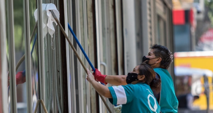 Un Par De Mujeres Trabajan Limpiando Los Cristales De Un Edificio En Paseo De La Reforma