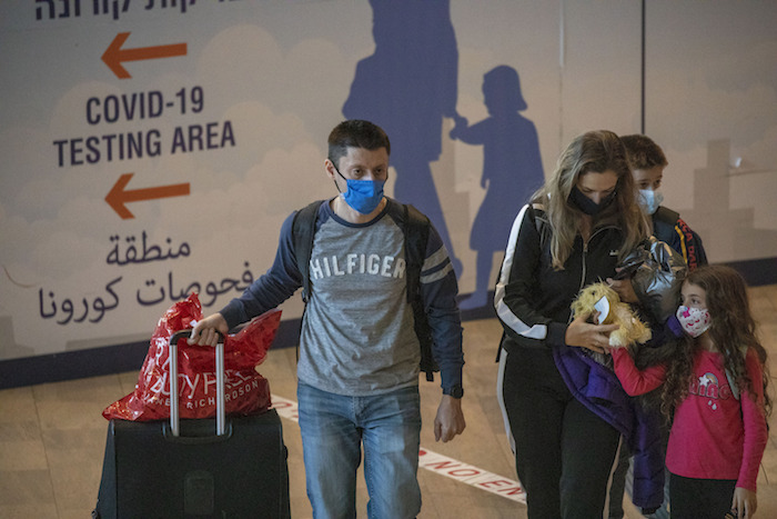 Viajeros arriban al aeropuerto internacional Ben Gurion cerca de Tel Aviv el 28 de noviembre del 2021.