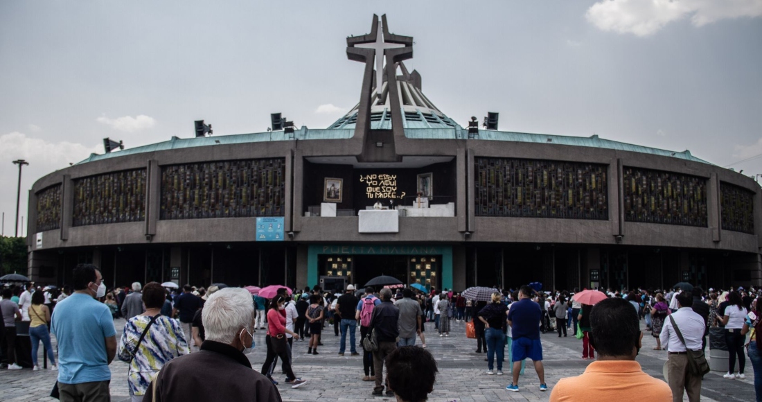 Decenas de creyentes asistieron a misa en la Basílica de Guadalupe que aunque es presencial se lleva a cabo fuera del recinto para asegurar la sana distancia y espacio ventilado.