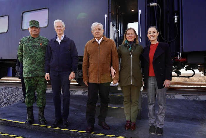 Luis Cresencio Sandoval González, titular de la Sedena; Alfredo del Mazo, Gobernador del Estado de México; el Presidente Andrés Manuel López Obrador; la escritora Beatriz Gutiérrez Müller; y Claudia Sheinbaum, Jefa de Gobierno de la Ciudad de México.