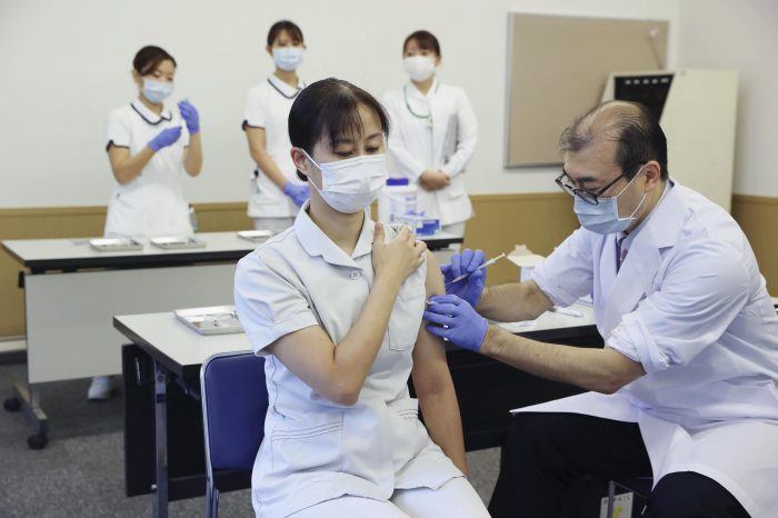 Una trabajadora del Centro Médico de Tokio recibe una dosis de refuerzo de la vacuna contra la COVID-19 desarrollada por Pfizer-BioNTech, el 1 de diciembre de 2021 en Tokio, Japón.