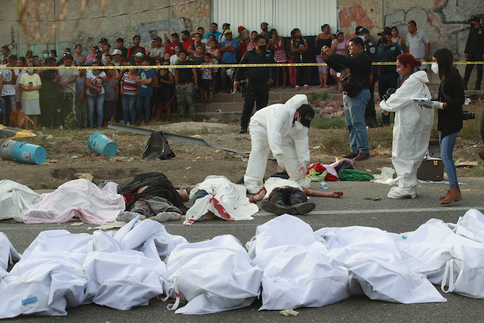 Los cuerpos en bolsas para cadáveres se colocan a un costado de la carretera después de un accidente en Tuxtla Gutiérrez, estado de Chiapas, México, el 9 de diciembre de 2021.