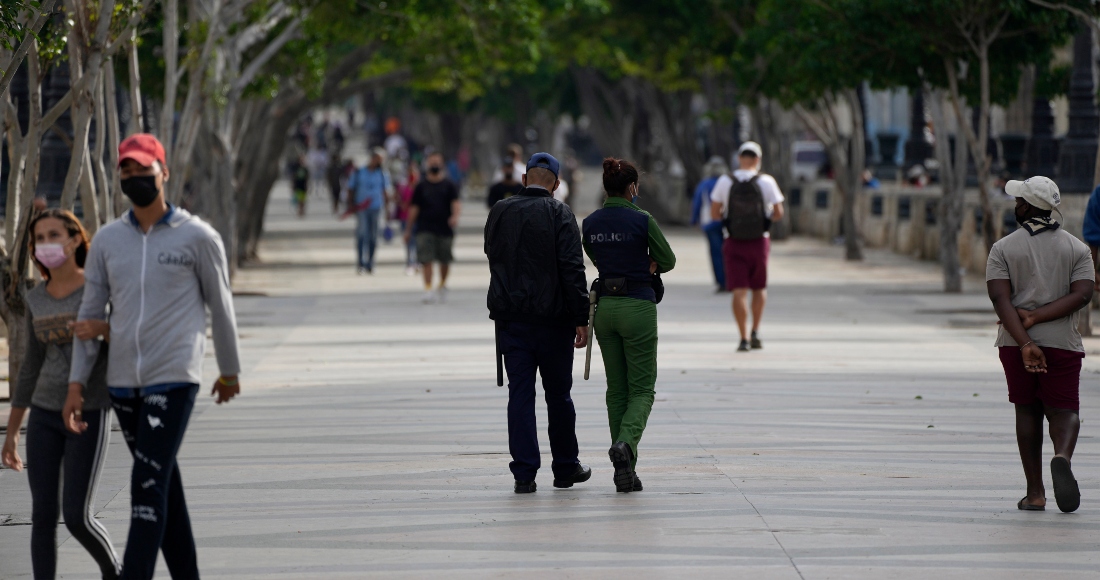 La policía patrulla el Paseo del Prado en La Habana, Cuba, el lunes 15 de noviembre de 2021.