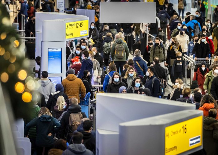 Cientos De Viajeros Fueron Registrados El Jueves En El Aeropuerto Internacional De Schiphol En Amsterdam países Bajos