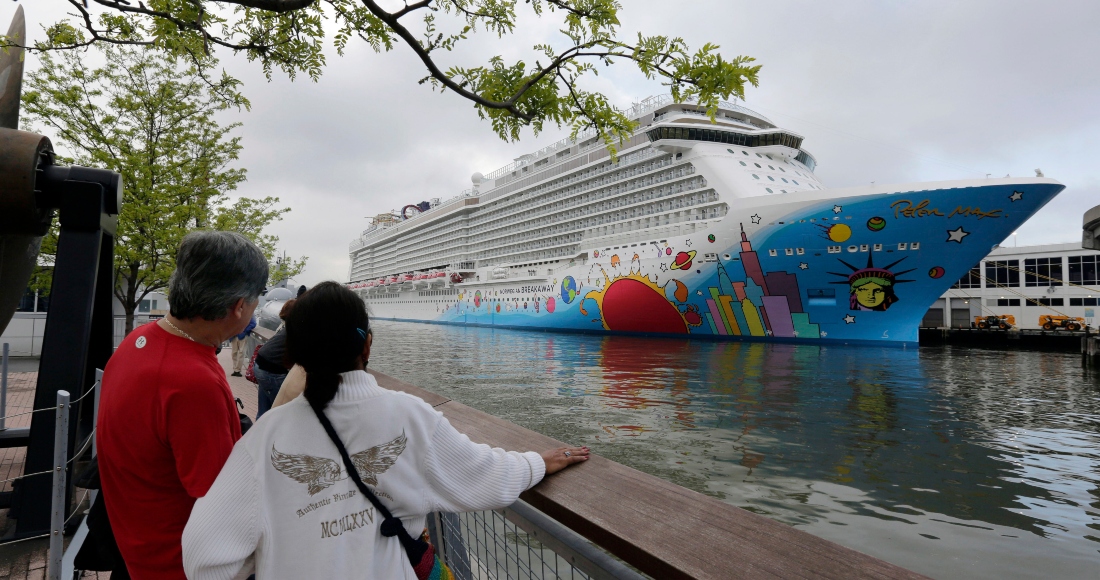 Unas personas observan un crucero de la línea Norwegian Cruise, en el río Hudson, en Nueva York, el 8 de mayo de 2012.