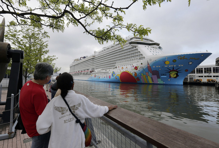 Unas personas observan un crucero de la línea Norwegian Cruise, en el río Hudson, en Nueva York, el 8 de mayo de 2012.