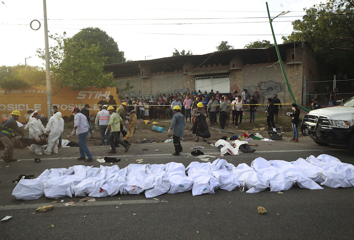 Varios cuerpos dentro de bolsas permanecen a la orilla de una carretera después de un accidente en Tuxtla Gutiérrez, en el estado de Chiapas, México, el 9 de diciembre de 2021.