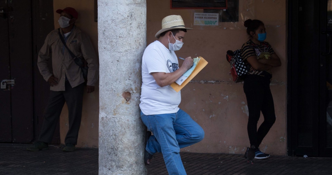 Fila para tramitar el seguro de desempleo en Mérida, Yucatán.