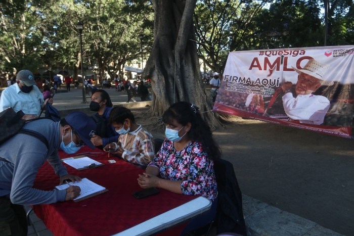 En esta imagen, capitalinos acuden a firmar en aprobación de la revocación de mandato de Andrés Manuel López Obrado.