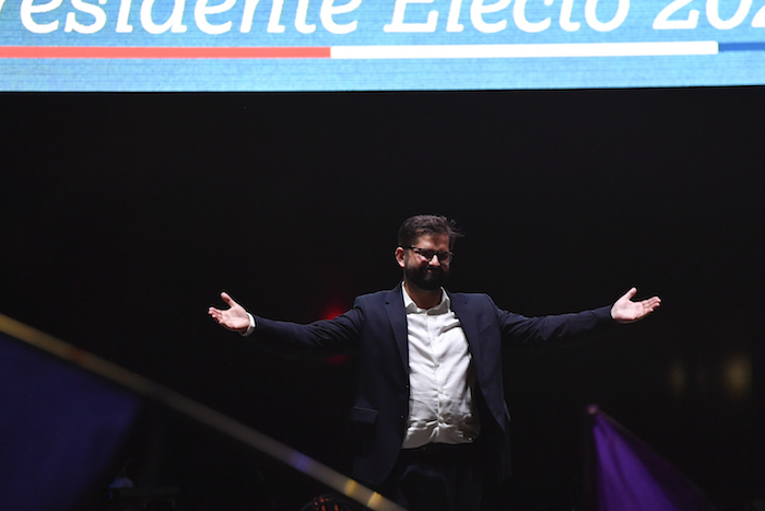 El Presidente electo de Chile, Gabriel Boric, celebra su triunfo en la segunda vuelta electoral, el domingo 19 de diciembre de 2021, en Santiago.