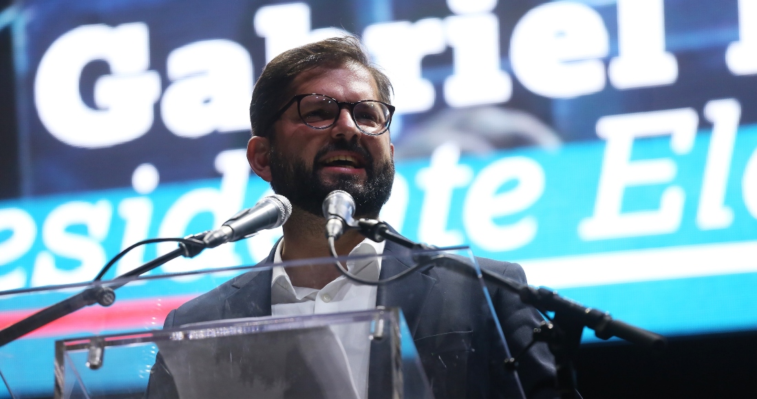 El Presidente electo Gabriel Boric llega al punto de encuentro con sus simpatizantes, hoy en Santiago (Chile).