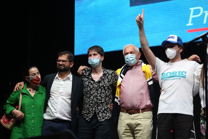 El Presidente electo Gabriel Boric (2i), junto a su familia después de su discurso a sus seguidores, hoy en Santiago (Chile).