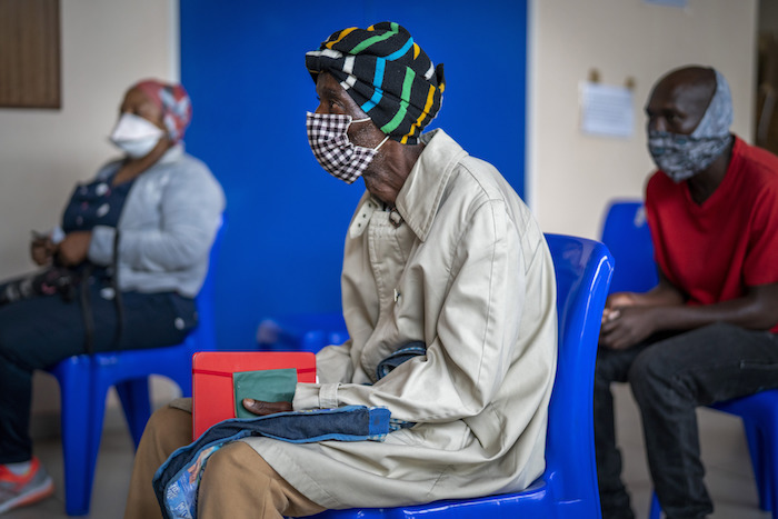 Gente Esperando a Vacunarse Contra La Covid En El Hospital Baragwanath De Soweto El Lunes De Diciembre De