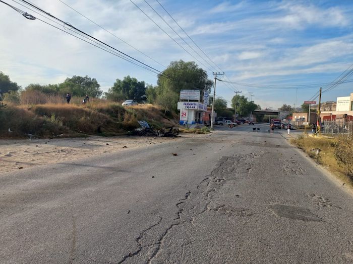 Según las primeras investigaciones, al rededor de las 4:00 horas, un vehículo se acercó al portón de entrada y fue detonado con dinamita.