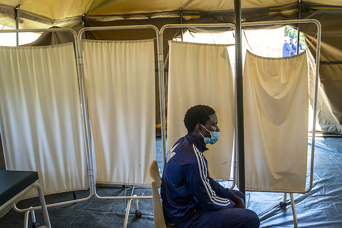 Esta fotografía muestra a un hombre que fue colocado en aislamiento luego de llegar una clínica de Lawley, cerca de Johannesburgo, Sudáfrica, el miércoles 1 de diciembre de 2021.