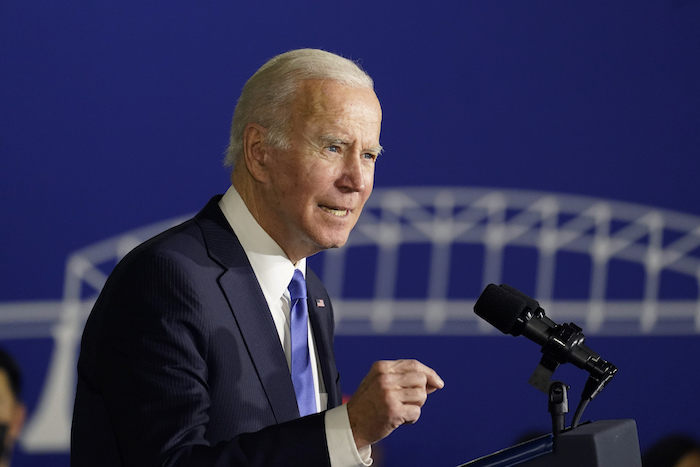 El Presidente Joe Biden habla de proyectos de infraestructura, el miércoles 8 de diciembre de 2021, en Kansas City.