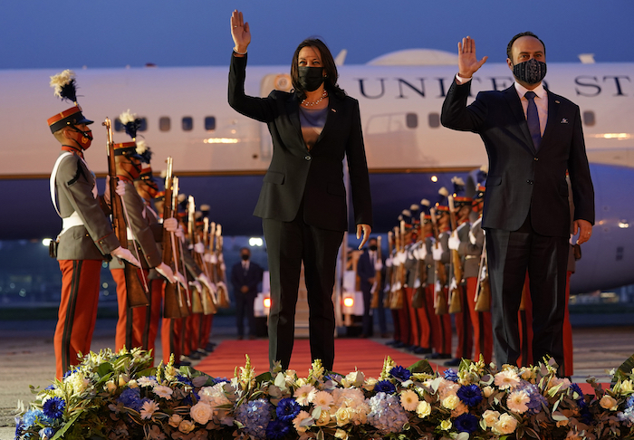 La Vicepresidenta de Estados Unidos, Kamala Harris, y el Ministro guatemalteco de Asuntos Exteriores, Pedro Brolo, saludan en la ceremonia de recepción a Harris en Ciudad de Guatemala, el domingo 6 de junio de 2021 en la base de la Fuerza Aérea de Guatemala.