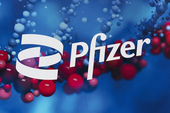 El logo de Pfizer aparece en la sede de la compañía en Nueva York, el 5 de febrero de 2021.