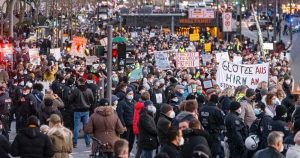 Manifestantes se congregan en el centro de Hamburgo, Alemania, durante una protesta contra las medidas por el rebrote del coronavirus, el sábado 18 de diciembre de 2021.