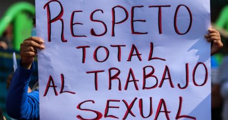 Trabajadoras sexuales marcharon el pasado 1 de mayo de 2021 por las calles del Centro Histórico exigiendo alto a las extorsiones y respeto para quienes ejercen este oficio.