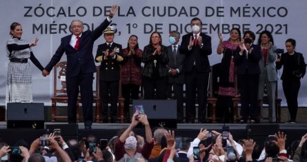 El Presidente Andrés Manuel López Obrador y su esposa Beatriz Gutiérrez Müller en el Zócalo de la Ciudad de México, donde dio su mensaje con motivo de los tres años de su Gobierno.