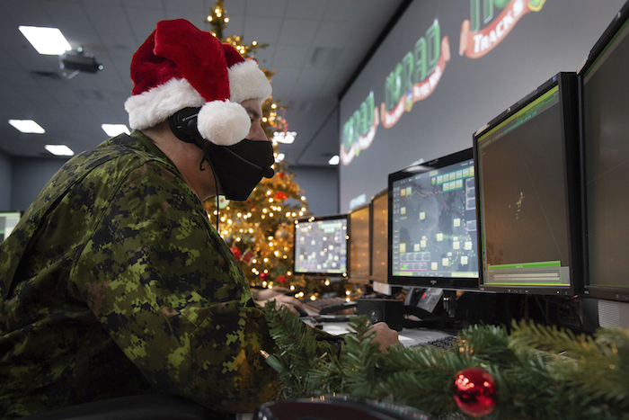 En Esta Imagen Proporcionada Por El Comando Norteamericano De Defensa Aeroespacial Un Miembro Del Escuadrón De La Fuerza Aérea Canadiense Explica Cómo Se Rastrea a Santa Claus En Su Trineo En Nochebuena Durante Una Presentación a Los Medios En La Base De Las Fuerzas Armadas De Canadá En North Bay El De Diciembre De