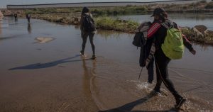 Los migrantes nicaragüenses Emanuel Mendoza, Edgar Sequeira, Benjamín Villalta, Aura Berrios y Juana Orozco caminan cerca de la frontera entre Estados Unidos y México, en Algodones, Baja California, México, el jueves 2 de diciembre de 2021.