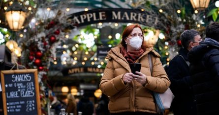 Una mujer camina por el mercado de Covent Garden, Londres, jueves 16 de diciembre de 2021.