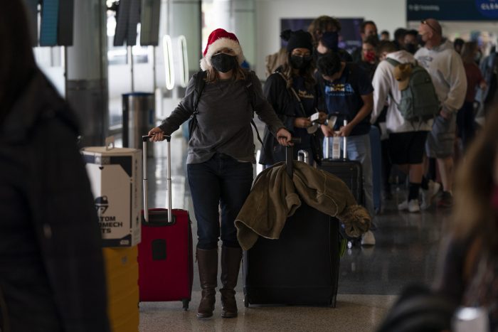 Caitlin Bandord Con Gorro De Papá Noel Espera a Facturar Para Su Vuelo a Washington En El Aeropuerto Internacional De Los Ángeles El De Diciembre De