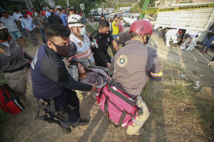 Rescatistas trasladan a una mujer herida en el accidente de un camión con migrantes en una autopista en Tuxtla Gutiérrez, en el estado de Chiapas, México, el 9 de diciembre de 2021.