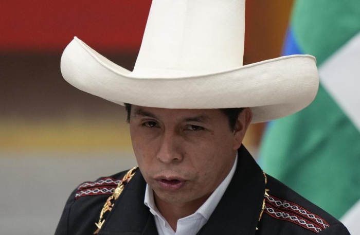 El Presidente peruano Pedro Castillo habla en una ceremonia después de que su homólogo boliviano Luis Arce lo condecoró con la Gran Cruz del Cóndor de los Andes, en el palacio presidencial Casa Grande del Pueblo, el sábado 30 de octubre de 2021, en La Paz, Bolivia.