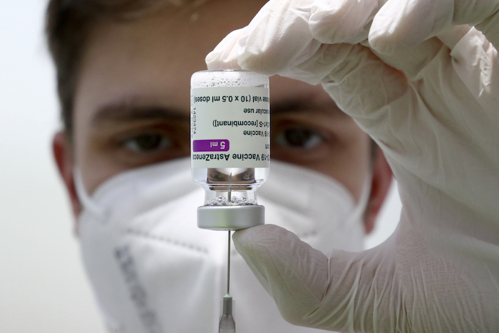 Personal médico prepara una jeringa con un vial de la vacuna de AstraZeneca contra el coronavirus en un centro de vacunación en Ebersberg, cerca de Múnich, Alemania, el lunes 22 de marzo de 2021.